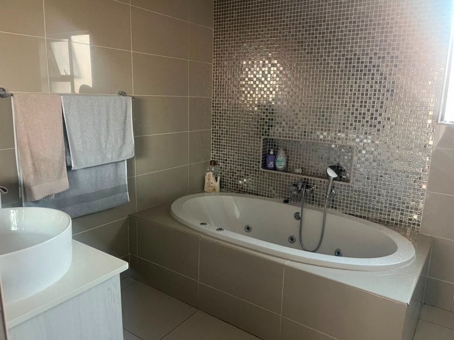 4 Bedroom Property for Sale in Heuwelsig Free State